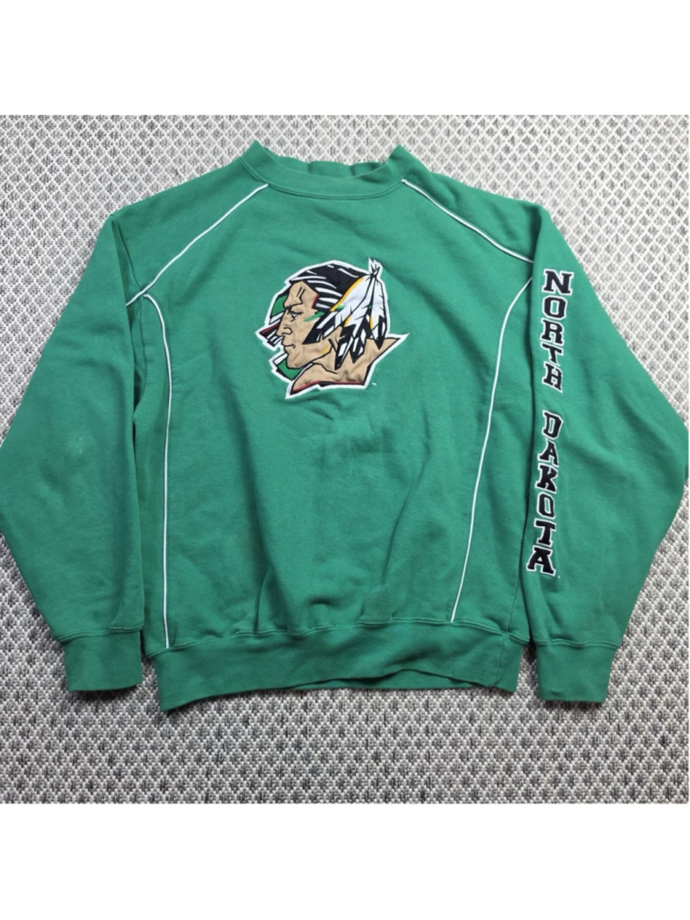 Vintage North Dakota Fighting Sioux Mens M Embroidered Crewneck Sweatshirt UND